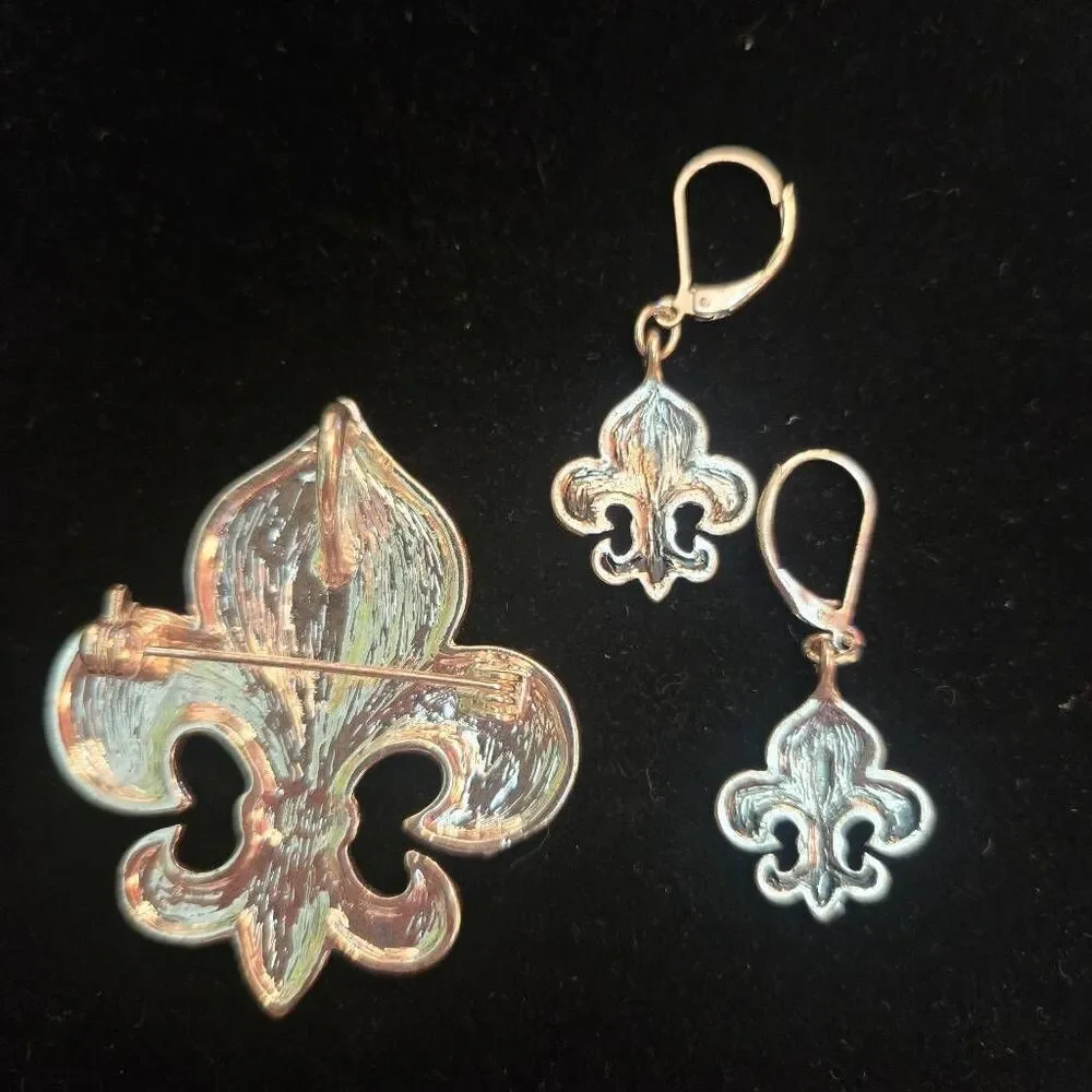 NEW Fleur De Lis Pendant / Pin with Earrings Blue and Silver